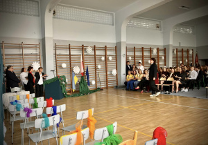 Widok ogólny sali gimnastycznej i apelu zakończenia klas czwartych