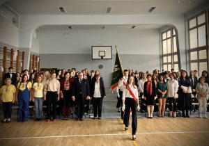 Wprowadzenie sztandaru szkoły na salę