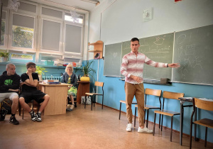 Prowadzący pokazuje na tablicy obrazkowy język jakim uczniowie mają wykonać kolejne zadanie