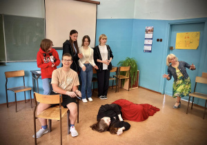 Scenka teatralna pod tytułem Skąd się wziął długopis wersja kreatywna
