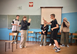 Scenka teatralna pod tytułem Skąd się wział wieszak wersja kreatywna