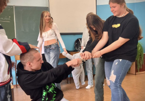 Uczniowie klasy 1d wykonują zadanie teatralne