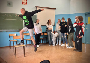 Uczniowie kreatywnie wykonują zdanie teatralne