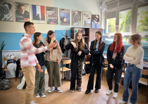 Uczniowie stoją w kręgu podczas zajęc z kreatywności