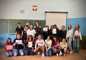 Zdjęcie grupowe uczniów z nauczycielami i prowadzącymi
