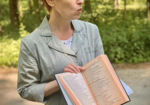 Pracownik IPN opowiada na punkcie o Zagładzie polskich elit prezentując książkę