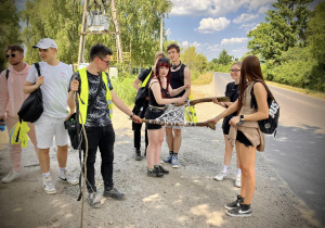 Uczniowie budują hamak