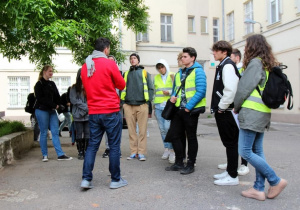 Piotrkowska 17 uczniowie słuchają pracownika Muzeum Tradycji Niepodległościowych