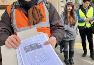Pracownik IPN pokazuję zdjęcia