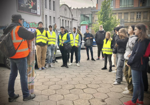 Pracownik IPN tłumaczy zasady gry miejskiej