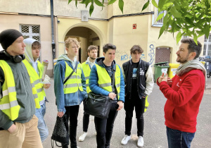 Pracownik Muzeum Tradycji Niepdległościowych w rozmowie z uczniami