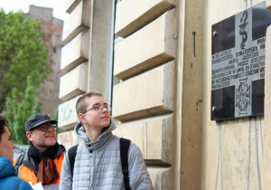 Uczeń czyta tablicę na ścianie apteki
