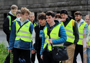 Uczniowie Tischnerówki podczas wykonywania zadania w grze miejskiej
