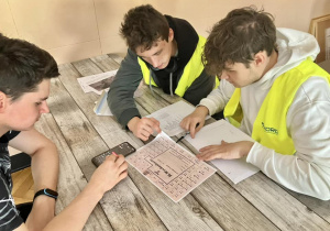 Uczniowie obliczają zadanie matematyczne