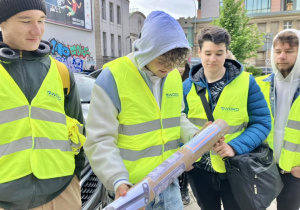 Uczniowie z tubą zadań na rajdzie
