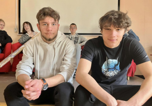 Uśmiechnieci uczniowie czekają na ogłoszenie wyników gry