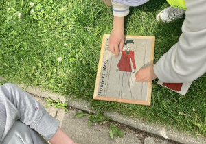 Zadanie na trasie ułożenie stroju z puzzli