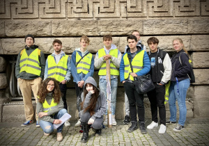 Zdjęcie grupowe uczestników rajdu z nauczycielem