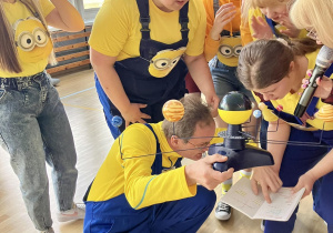 Minionki planują trzymając w ręku układ planet
