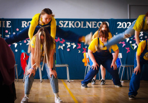 Minionki tańczą na scenie