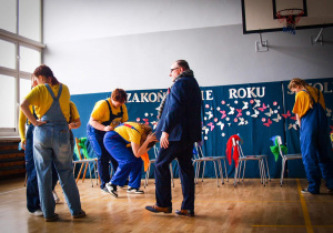 Pan dyrektor Krzysztof Jurek w przebraniu Gru na scenie z minionkami
