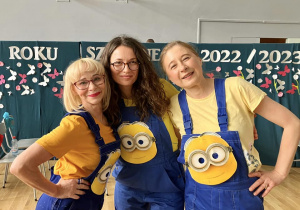 Pani profesor Kozak Piotrkowska i Laskarys w przebraniu minionków