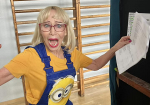 Pani profesor Małgorzata Kozak za kulisami trzyma w reku scenariusz