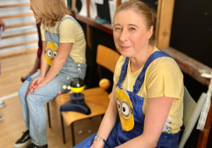 Pani profesor Urszula Laskarys w przebraniu minionka siedzi za kulisami