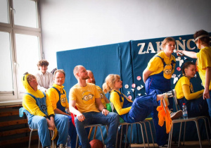 Scena lekcji w przedstawieniu minionki siedzą w ławkach