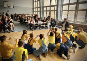 Scena podczas której minionki błagają panią dyrktor Lucy Wild o dobre oceny