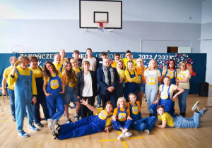 Zdjęcie grupowe aktorów przebranych za minionki