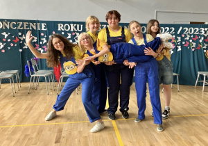 Zdjęcie grupowe nauczycieli przebranych za minionki