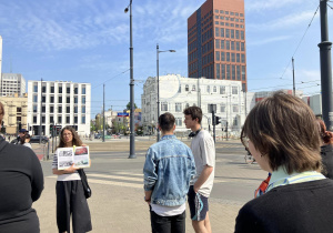 Jak zmieniał się mural przy alei Piłsudskiego pokazuje pani profesor Piotrowska w książce o Łódzkich muralach