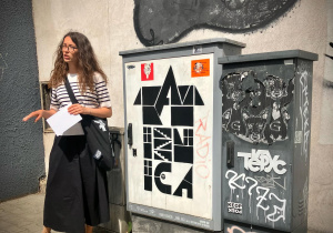 Pani profesor Marta Piotrowska opowiada o grafikach na skrzynkach