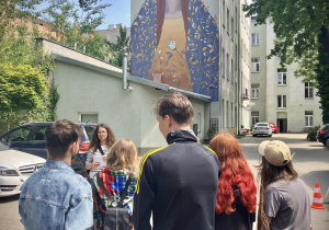 Pod muralem Pauliny Nawrot na ulicy Wschodniej
