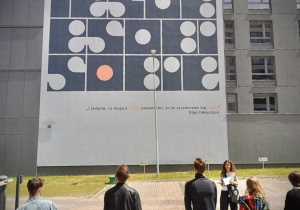 Uczniowie patrzą na mural przy ulicy Ogrodowej