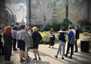 Uczniowie pod muralem PEWEXu na ulicy Sienkiewicza