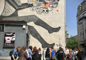 Uczniowie pod muralem na ulicy Sienkiewicza