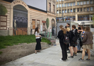 Uczniowie wraz z nauczycielem pod muralem na pasażu Schilera