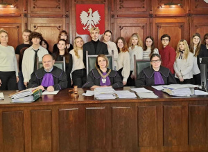 PROSZĘ WSTAĆ! SĄD IDZIE!