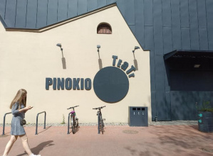 Klasa 2D, 1D i 2E w Teatrze Pinokio na spektaklu „Ostatni sen Eugenii”