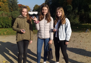 Anna Maras, Ewa Feręczkowska, Natalia Papiewska stoją i trzymają w rękach bule.