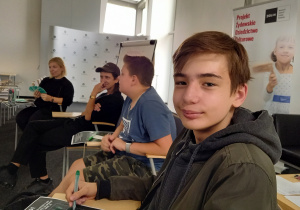 od lewej Eliza, Dawid- prowadzący warsztaty, gospodarze i dwaj nasi uczniowie