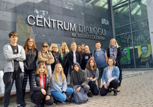 uczniowie przed budynkiem Centrum Dialogu im. Marka Edelmana w Łodzi