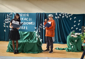 Maja i Filip z klasy 1HS na scenie odtwarzają swoje role w programie artystycznym