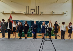Pani Dyrektor Katarzyna Mielech i Pan Dyrektor Krzysztof Jurek pasują uczniów w akcie ślubowania