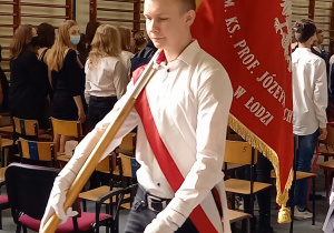 uczeń z pocztu sztandarowego powraca z frontu liceum
