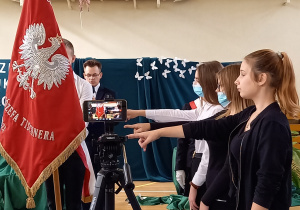 uczennice klas pierwszych jako uczniowie wyróżnieni do ślubowania przed sztandarem liceum