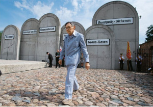 Marian Turski, najstarszy ocalały więzień z obozu Auschwitz na stacji łódzkiej Radegast Marysin