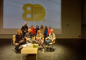 od lewej Pani Dyrektor Centrum Dialogu Joanna Podolska, reżyserka filmu Karolina Markieiwcz i jej mąż, nauczycielka historii naszego liceum Patrycja Tylak, z tył stoją za nimi producent filmu i pięciu naszych uczniów